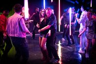 Nix Festes – Lennart (Dirk Martens) und Sylvia (Barbara Philipp) genießen das Leben in vollen Zügen.