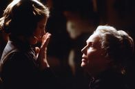 The Others – L-R: Anne (Alakina Mann) und Mrs. Mills (Fionnula Flanagan)