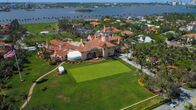 Die Akte Trump – Trumps Anwesen Mar-a-Lago in Florida wird zur politischen Schaltzentrale. Hier geben sich Familienmitglieder und Superreiche die Klinke in die Hand.
