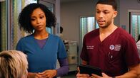 Chicago Med – Gemeinsam überbringen sie schlechte Nachrichten: Yaya DaCosta als April Sexton, Roland Buck III als Noah Sexton
