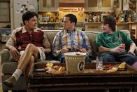 Two and a Half Men – Männerabend: Charlie (Charlie Sheen, l.), Alan (Jon Cryer, M.) und Jake (Angus T. Jones, r.) ...