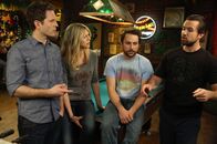 It's Always Sunny in Philadelphia – v.li.: Dennis Reynolds (Glenn Howerton), Dee Reynolds (Kaitlin Olson), Charlie Kelly (Charlie Day), Mac (Rob McElhenney)