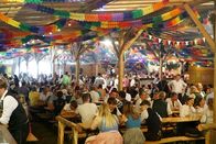 Hoagascht – Besucherund Musikanten auf der Bühne im Altausseer Kiritåg-Bierzelt