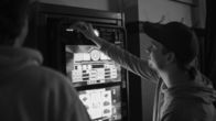 Streetphilosophy – Marcus steckt sein Kleingeld in Spielautomaten obwohl die Gewinnchancen extrem gering sind. Jonas fragt sich: Warum? Bock auf Verluste? Kann Scheitern Spaß machen?