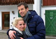 Sturm der Liebe – ARD STURM DER LIEBE FOLGE 1253 Uhr im ERSTEN. Tanja (Judith Hildebrandt, l.) verabschiedet sich von Nils (Florian Stadler, r.) und fährt ab zum Mädelswochenende.