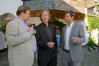 Die Rosenheim-Cops – Die Kommissare Tobias Hartl (Michael A. Grimm, l.) und Sven Hansen (Igor Jeftic, r.) befragen Immobilieninvestor Max Westinghaus (Oliver Stritzel, M.). Hat er etwas zu verbergen?