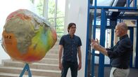 SMS - Schwanke meets Science – Dr. Henryk Dobslaw (links) beschäftigt sich am GeoForschungsZentrum (GFZ) mit Erdsystemmodellierung.