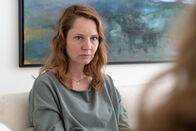 Die Chefin – Die Justizangestellte Saskia Gabor (Daniela Schulz) ist von der Entführung traumatisiert. Doch warum musste ihr Entführer Heiko Wisotzki beim Haftprüfungstermin keine Handschellen tragen?