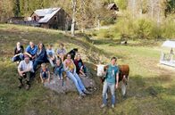 Land - Liebe - Luft – Generationen- und Familienprojekt "Wälder GbR" , drei Familien halten in der Hofgemeinschaft zusammen.