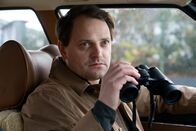 Wilsberg – Kommissar Drechshage (Stefan Haschke) auf einsamer Mission: Aus seinem Wagen observiert er das Bauamt Bielefeld.