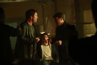 Castle – Detective Slaughter (Adam Baldwin, l.) ist zurück und verwickelt Castle (Natahn Fillion, r.) gleich in seinen neusten Fall. Eigentlich sollte es nur um Raub gehen, doch dann stolpern die Beiden über eine Leiche und den gefesselten jugendlichen Straftäter Loius (Brett DelBuono, M.) ...