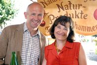 Vier Frauen und ein Todesfall – L-R: Blasius Kellhammer (Fritz Egger), Trude Kellhammer (Maria Hofstätter).