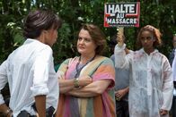 Deadly Tropics – Mélissa Sainte-Rose (Sonia Rolland, l.) ist verzweifelt. Die undurchschaubare Tierschutzaktivistin Elisabeth Castan (Tatiana Gousseff, M.) hat ihre Tochter Chloé (Antoinette Giret, r.) um den Finger gewickelt. Diese setzt sich nun auch mit Gewalt für das Recht von Tieren ein.
