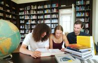 7 Tage ... – hr-fernsehen 7 TAGE ... ELITESCHULE, "Ein Film von Constatin Röse und Sebastian Krausse" Uhr. Reporter Constantin (re.), Robin und Luisa in der internatseigenen Bibliothek.