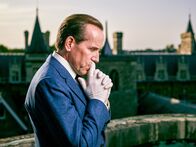 Professor T – Um nachzudenken und zur Ruhe zu kommen, zieht Professor Jasper Tempest (Ben Miller) sich aufs Dach eines Universitätsgebäudes zurück.