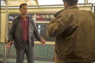 Castle – Detective Esposito (Jon Huertas, l.) gerät in eine Geiselnahme und alle auf dem Revier versuchen die Situation unter Kontrolle zu bringen. Doch wird es ihnen gelingen, Jared Stone (Will Rothhaar, r.) außer Gefecht zu setzen?