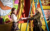 Filthy Rich – Ginger Sweet (Melia Kreiling, l.); Margaret Monreaux (Kim Cattrall, r.)