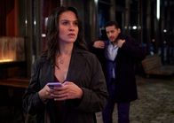 The Break-Up Club – Zoë (Holly Mae Brood, l.) wird durch den professionellen Schlussmacher Dylan (Juvat Westendorp, r. ) von ihrem Freund Svenn abserviert.