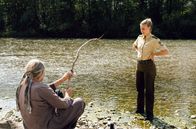 Hubert ohne Staller – Rebecca (Jeanne Goursaud, r.) befragt den Aussteiger Bernhard Böhm (Reiner Schöne , l.) an der Isar.