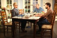 Last Man Standing – Ryan (Jordan Masterson, r.) und sein Vater Victor (Jere Burns, l.) haben kein gutes Verhältnis zu einander. Doch als Victor aus Kanada zu Besuch kommt, versucht Mike (Tim Allen, M.) alles, sie zu versöhnen. Eine gute Idee?