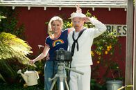Modern Family – Claire (Julie Bowen) und Mitchell (Jesse Tyler Ferguson) haben sich heimlich in den Garten ihres ehemaligen Hauses geschlichen, um für Jay ein altes Kinderfoto nachzustellen.