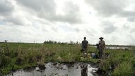 Der Mississippi - Amerikas Lebensader – Thibodeaux, LA: Weitwinkelaufnahme des Bayou mit Produzent Todd Wendel und Kameramann Jeff Wayman.