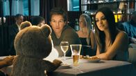 Ted – Als sie einen Heiratsantrag von John (Mark Wahlberg, l.) bekommt, ist sich Lori (Mila Kunis, r.) nicht sicher, ob sie sich wirklich ein Leben zu dritt, mit John und Johns Donner-Buddy Ted, vorstellen kann ...