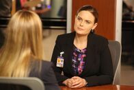 Bones - Die Knochenjägerin – Special Agent Grace Miller (Kim Raver, Rückansicht) befragt Brennan (Emily Deschanel) zum plötzlichen Verschwinden ihres Mannes, da dessen Bruder kürzlich tot aufgefunden wurde und er als dringend tatverdächtig gilt.