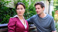 Sturm der Liebe – Olivia (Soraya Bouabsa, l.) graut es vor den Erinnerungen an die Nacht, in der ihr Vater starb. Massimo (Philip Birnstiel, r.) spürt ihre Anspannung.