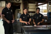 The Rookie – Auf der Suche nach einem skrupellosem Wissenschaftler kommen Chen (Melissa O'Neil, M.), Nolan (Nathan Fillion, l.), und Harper (Mekia Cox, r.) dem Täter einen Schritt näher, als sie in seinem privaten "Labor" eine scheußliche Entdeckung machen.