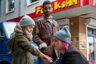 WIR – Katha (Bineta Hansen, r.) schenkt Pinar (Greta Kasalo, l.) ein Tattoo. Emre (Erol Afsin, M.) ist begeistert.