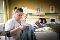 Notruf Hafenkante – Frauke (Manuela Wisbeck, im Vordergrund) findet in der Jacke ihrer kleinen Patientin (Rokhaya Boye, r.) einen Zettel mit einer Adresse. Vielleicht hilft das Dr. Jonas (Gerit Kling, M.) den Vater des Mädchens ausfindig zu machen.