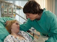 In aller Freundschaft – Die Ärzte der Sachsenklinik haben herausgefunden, dass die Vergiftungserscheinungen bei Florian (Cedric Eich) und seinem Vater tatsächlich von einem Putzmittel stammen, welchen Tina Teige (Sanne Schramm) zu Hause benutzt.