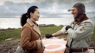 Nord bei Nordwest – Mehmet (Cem Ali Gültkin) gerät mit seinem Unternehmen „ÖskAir“ zwischen die Fronten (mit Yvonne Yung Hee Bormann).