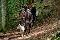 Outlander - Die Highland-Saga – Caitriona Balfe (Claire Randall Fraser), John Bell (Ian Murray, jung), Sam Heughan (Jamie Fraser).