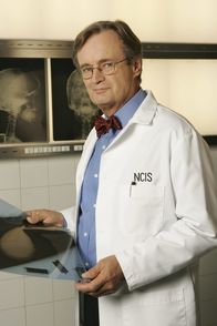 Navy CIS – (2. Staffel) - Ducky (David McCallum) ist der Gerichtsmediziner des NAVY CIS Teams. Er ist exzentrisch, schelmisch und dennoch liebenswert ...