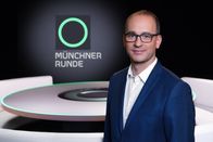 Münchner Runde – Moderator und BR-Chefredakteur Christian Nitsche im neuen Studio.