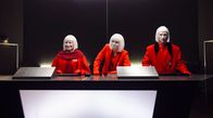 Kroymann – Populismus (Moritz Heidelbach, r.), Werbung (Helge Mark Lodder, Mitte) und Maren Kroymann (l.) halten in der Algorithmus-Zentrale die Stellung.