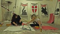 #widerstand – Ingrid (rechts) und Marlis malen im Keller Banner für den Fackelzug und freuen sich über die Krisenzeit in der sie leben.