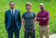 Alibi.com – Auf dem Weg von Paris nach Cannes verliert das Team von "Alibi.com", bestehend aus Mehdi (Tarek Boudali l.), Augustin (Julien Arruti, r.) und ihrem Boss Grégory (Philippe Lacheau, M.), zunehmend die hier noch vorhandene Frische.