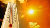 Wetter-Panorama und Programmvorschau – Heat, thermometer shows the temperature is hot in the sky, Summer