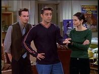 Friends – Immer noch ist Joey (Matt LeBlanc, Mi.) der Einzige, der von Monicas (Courteney Cox, re.) und Chandlers (Matthew Perry) Beziehung weiß ...