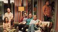 The Invitation – v.li.: Sadie (Lindsay Burdge), Pruitt (John Carroll Lynch), Miguel (Jordi Vilasuso), Tommy (Mike Doyle), Claire (Marieh Delfino), Ben (Jay Larson)