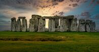 Mythos - Die größten Rätsel der Geschichte – Stonehenge und andere Megalith-Bauwerke faszinieren die Menschen seit Jahrtausenden und stellen eines der rätselhaftesten Relikte der Vorzeit dar. Doch was verbirgt sich hinter den steinzeitlichen Anlagen?