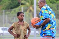 Death in Paradise – Jackson (Danté Langlais-John-Jules, l.) und Dwayne Myers (Danny John-Jules, r.) beim Basketballspiel.