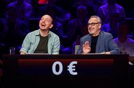 Wer weiß denn sowas? – Rateteam-Kapitän Bernhard Hoëcker (l.) und der Schauspieler Wolfgang Stumph (r.) bilden ein Rateteam.