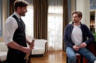 Sturm der Liebe – Hannes (Pablo Konrad, r.) glaubt, den Barmann Lars (Christoph Mory, l.), von irgendwoher zu kennen.