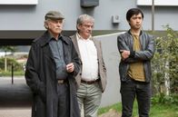 Rentnercops – Edwin Bremer (Tilo Prückner, l.), Günter (Wolfgang Winkler, M.) und Hui Ko (Aaron Le, r.) trauen "Teddy" die Tat nicht zu.