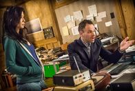 Elementary – Ermitteln in einem neuen Fall: Sherlock Holmes (Jonny Lee Miller, r.) und Dr. Joan Watson (Lucy Liu, l.) ...