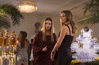 Lucifer – Können Chloe (Lauren German, l.) und Charlotte (Tricia Helfer, r.) zusammenarbeiten, obwohl Chloe nicht sie leiseste Ahnung hat, worauf es Charlotte tatsächlich abgesehen hat?